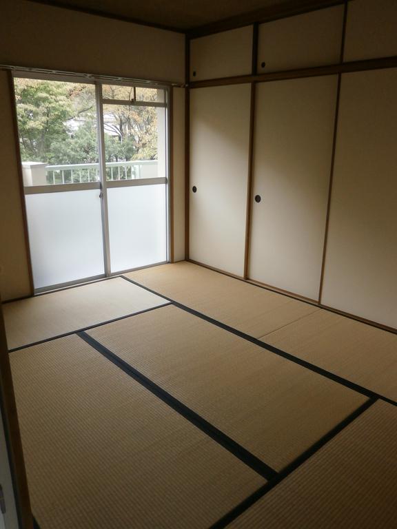 Living and room. 6-mat Japanese-style room of calm atmosphere