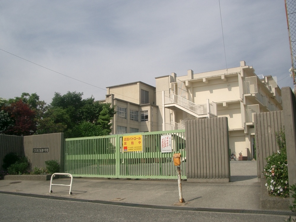 Junior high school. Takarazuka Municipal Akuranaka school (junior high school) up to 259m