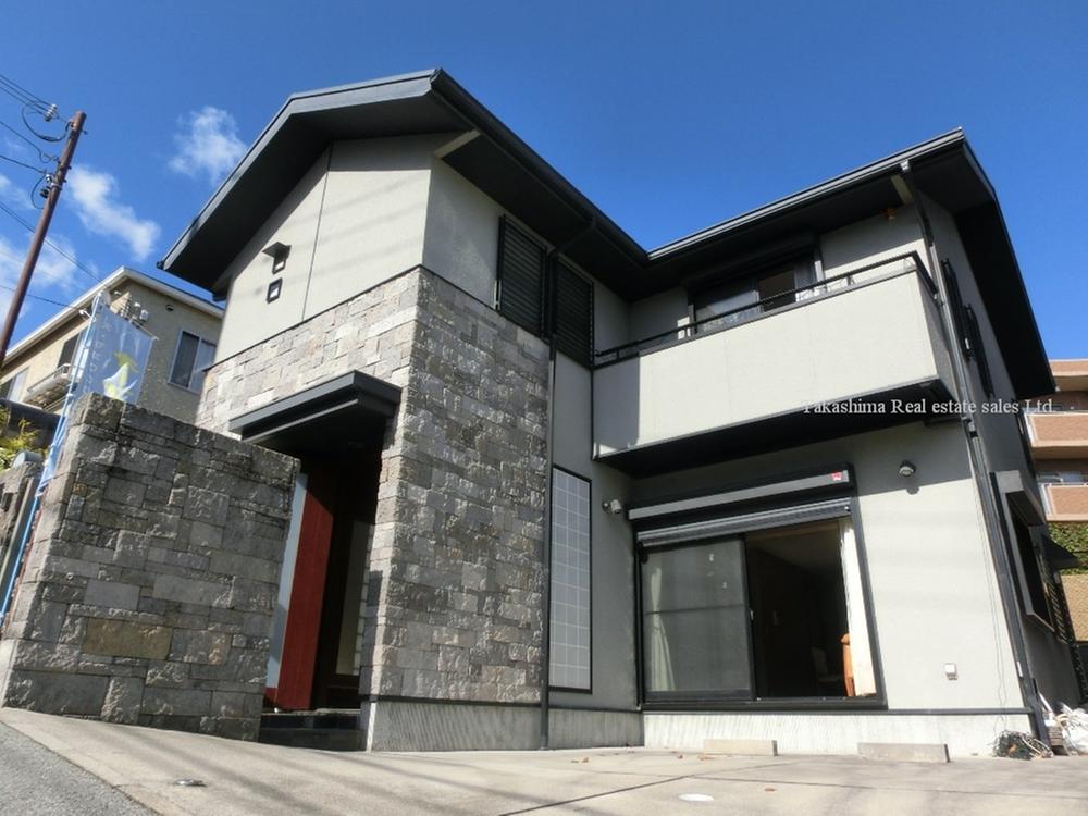 Local appearance photo. South-facing, October 2002 Built in beautiful custom home. Construction is es ・ by ・ El.