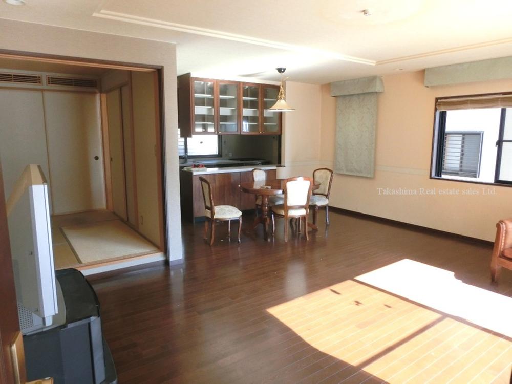 Living. LDK is a large space that is adjacent 6 Pledge Japanese-style room to 21.3 quires.