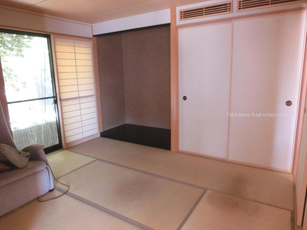 Non-living room. Japanese-style room is a 6 Pledge in the living room adjacent.