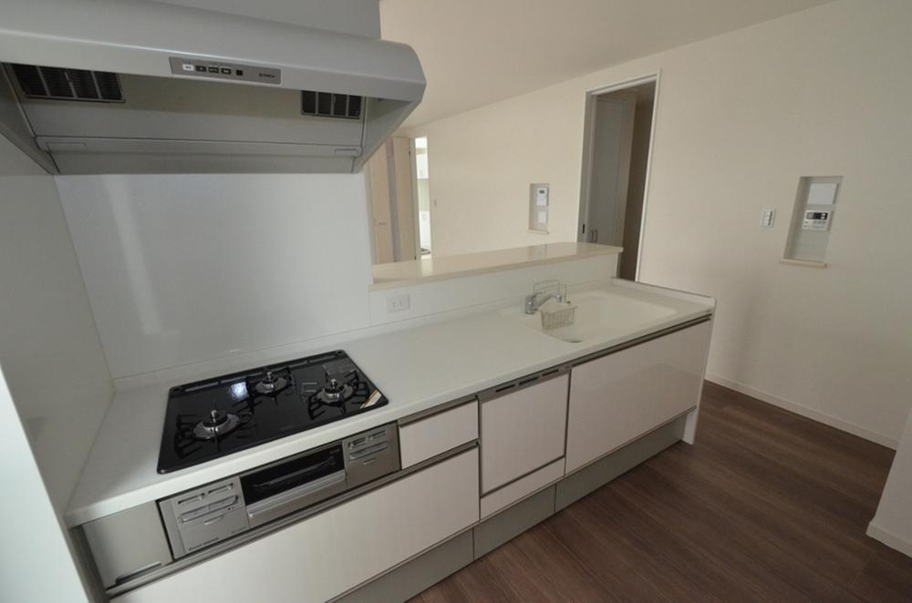 Kitchen. Standard equipped with a marble sink and artificial marble counter. Even while enrich the color variation, Dishwasher also comes with a kitchen to satisfy the wife. 