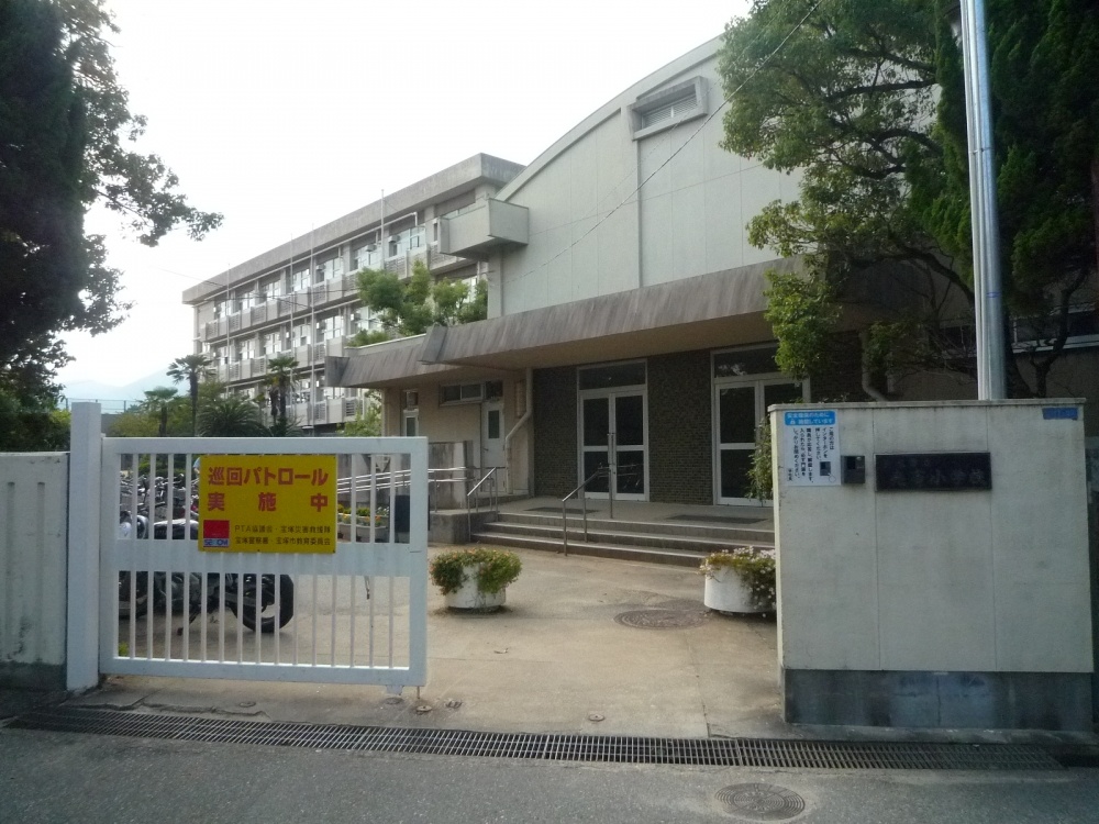 Primary school. Takarazuka City Mefu up to elementary school (elementary school) 1291m