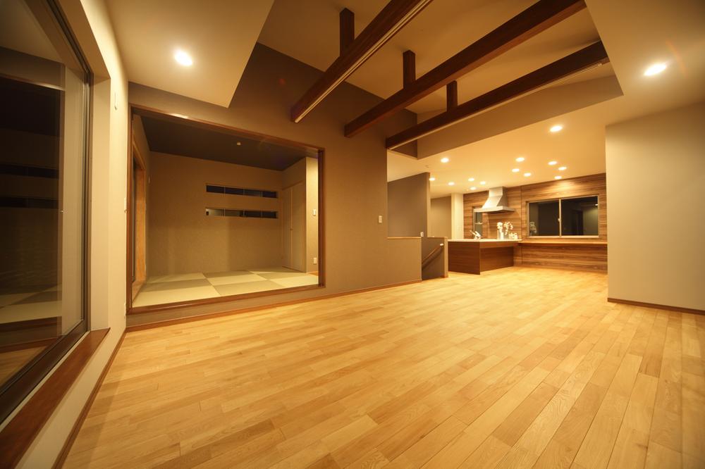 Same specifications photos (living). If open a Japanese-style room adjacent to the living room, Transformed into a large space, such as LDK has become more widely! Also unique ceiling beams.  Building image photos (introspection)