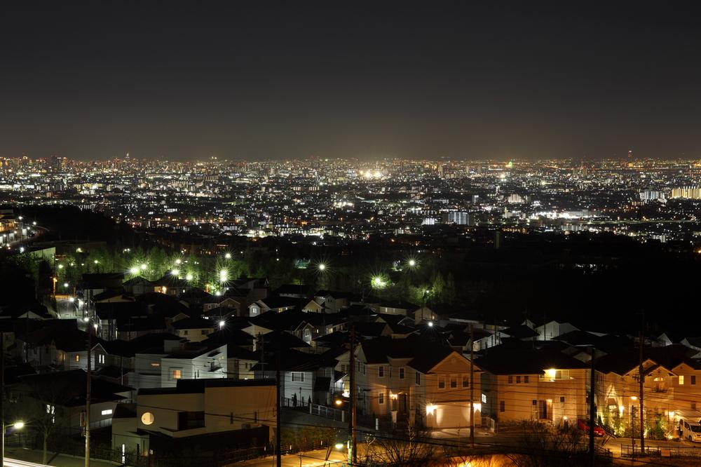 View photos from the dwelling unit. Spread to the city of night view is one side, Likely to send a very luxurious living. The real thrill of the hill unique! Trying to get the life that escape from the hustle and bustle of the city. 