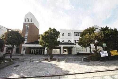 Junior high school. 1020m colorful brick paved courtyard to Takarazuka Municipal Yamatedai ​​junior high school, Spacious hallway certain width of 5 meters, Rich middle school even school events. 