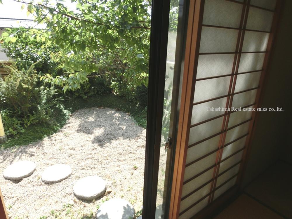 Garden. There is a garden in the Japanese-style room south.