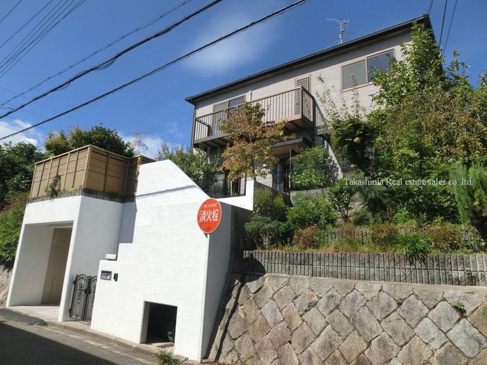 Local appearance photo. September 1998 Built. Sunny is a good one house on the south-facing. Land: 187.2 sq m (56 square meters), all rooms cross Chokawa ・ Outer wall waterproof ・ Tatami, etc. Garage ・ Entrance approach re-painted.