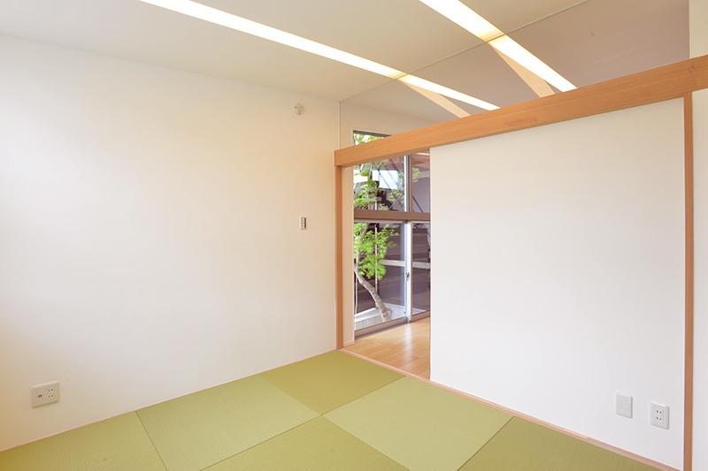 Non-living room. Connect the ceiling of Japanese and LDK, A single ceiling of spread. (No. 3 locations)