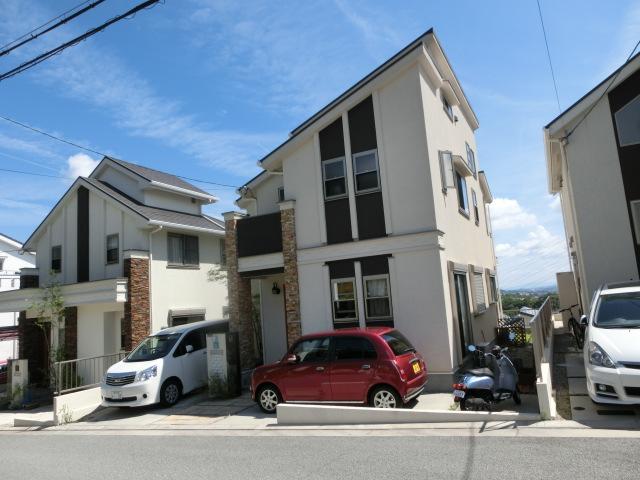 Local photos, including front road. Car space 2 units can be. Large car also can park!