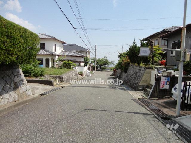 Local photos, including front road. Frontal road