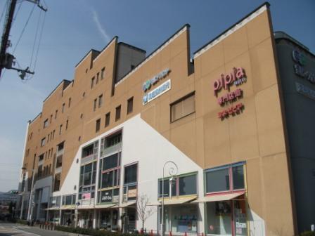 Shopping centre. Pipia Co-op is in the 400m "Pipiamefu" to Mefu ・ Ikeda Senshu ・ Movie theater "Cine ・ There is Pipia ", etc..