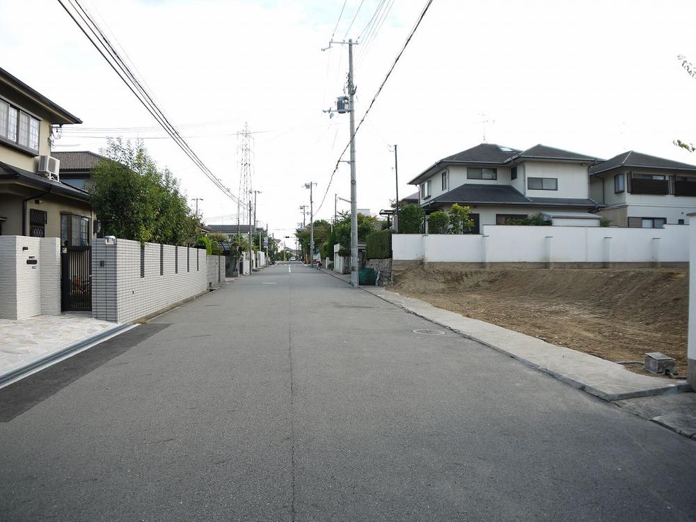 Local photos, including front road. Shooting the front road to the south direction (Property photo on the right)