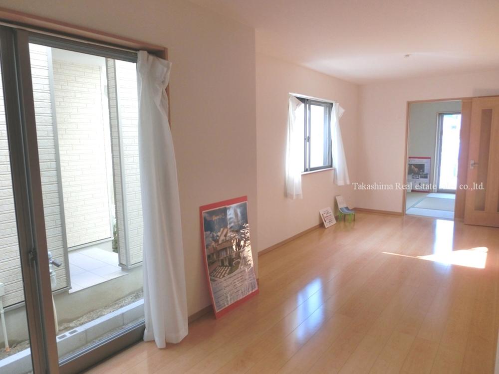 Living. The 15.7 Pledge of living and adjacent 5.2 quires of Japanese-style room.