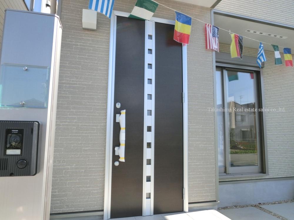 Entrance. It is the entrance door that issued the calm in a dark color scheme.