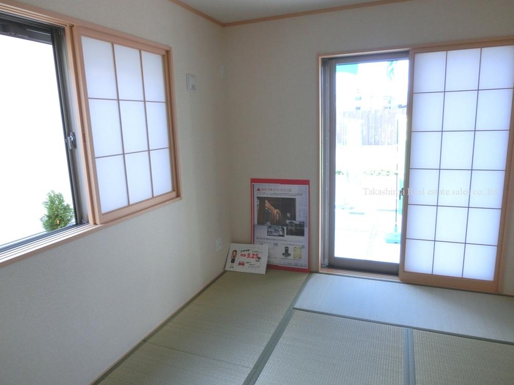 Non-living room. Japanese-style room is adjacent to the living room, You can entry without passing through the living room from the entrance.