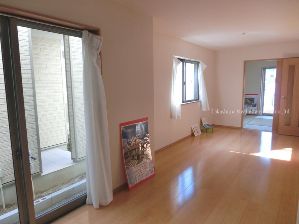 Living. The 15.7 Pledge of living and adjacent 5.2 quires of Japanese-style room.