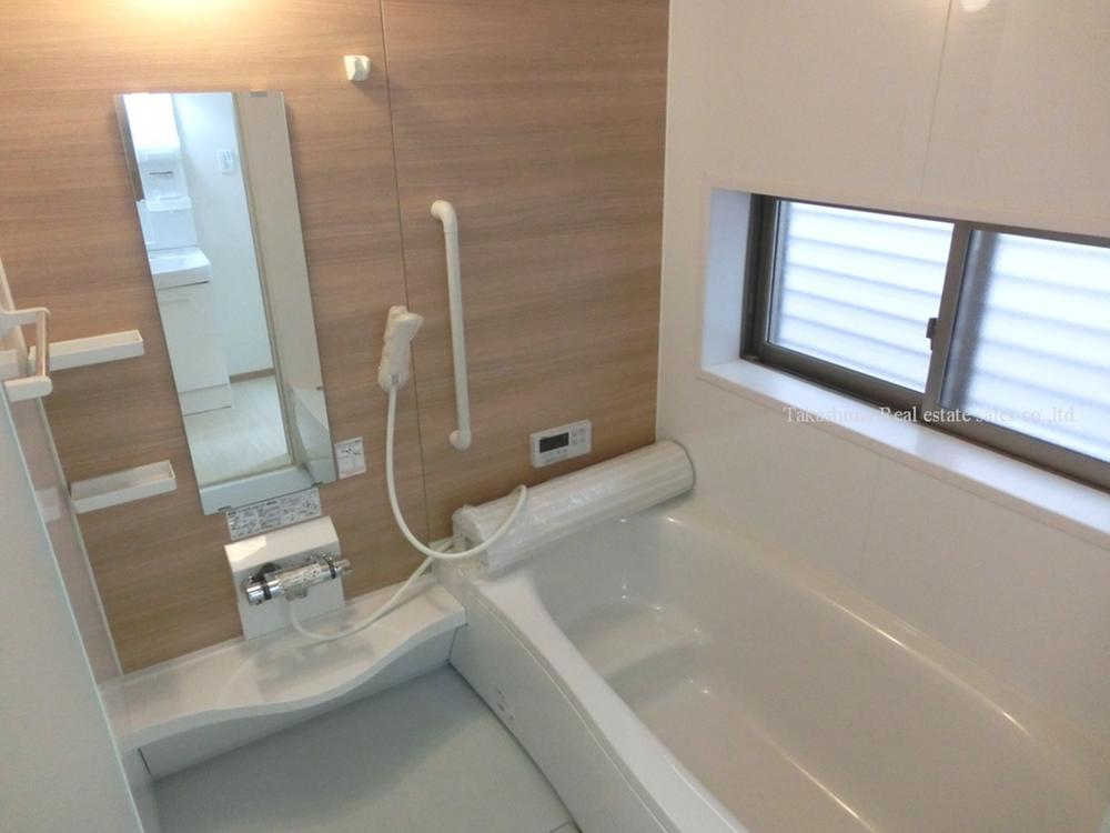 Bathroom. There is a window in the large bathroom of 1 pyeong type. Please visit the C No. place of calm color scheme by all means.