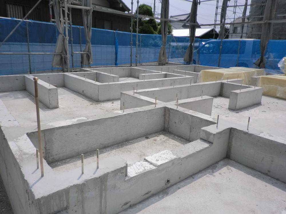 Construction ・ Construction method ・ specification. For "rebar-filled concrete mat foundation" mat foundation is covered with a basis of the whole ground, It can be transmitted to the ground by dispersing a load of the building, It is possible to improve the durability and earthquake resistance against immobility subsidence. or, Because under the floor over the entire surface is concrete will also be moisture-proof measures.