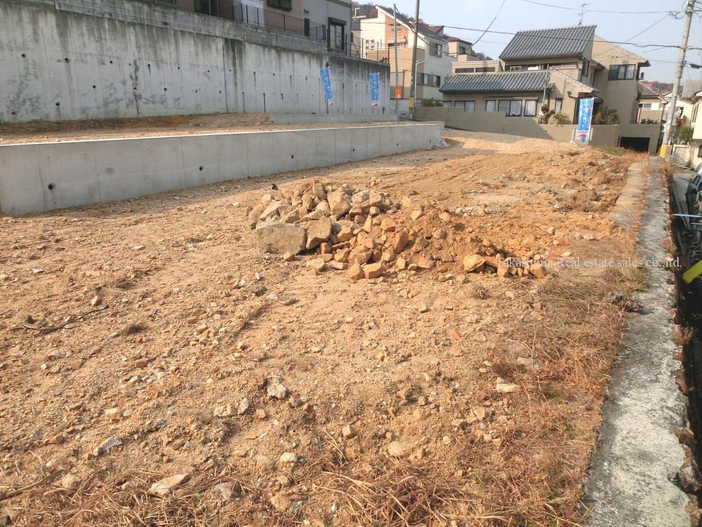Local appearance photo. It is a photograph that was taken toward the road from the back of the land.