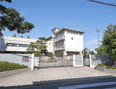 Primary school. 300m up to municipal Yoneda Elementary School