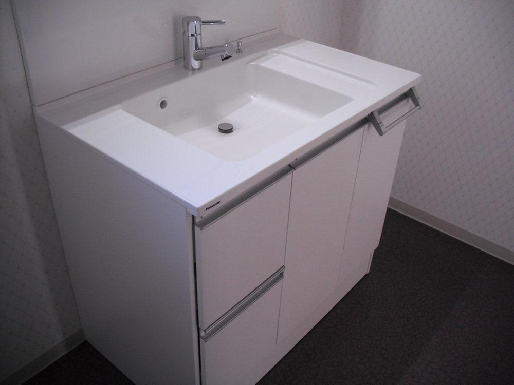 Wash basin, toilet. Not tenants Residential home Takasago Komedamachi YonedaShin Interior I There are a lot of storage space on the back of the mirror Cleaning is easy likely High-grade basin