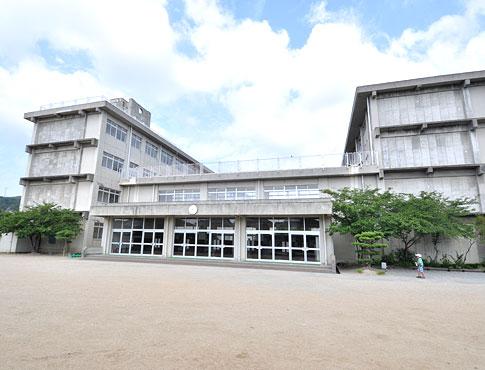 Primary school. 100m up to municipal Nishi Elementary School Yoneda