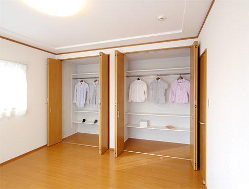 Non-living room. Large system closet in the master bedroom. I will Katazuki rooms also refreshing because it plenty of storage [No. 2 destination model house] 