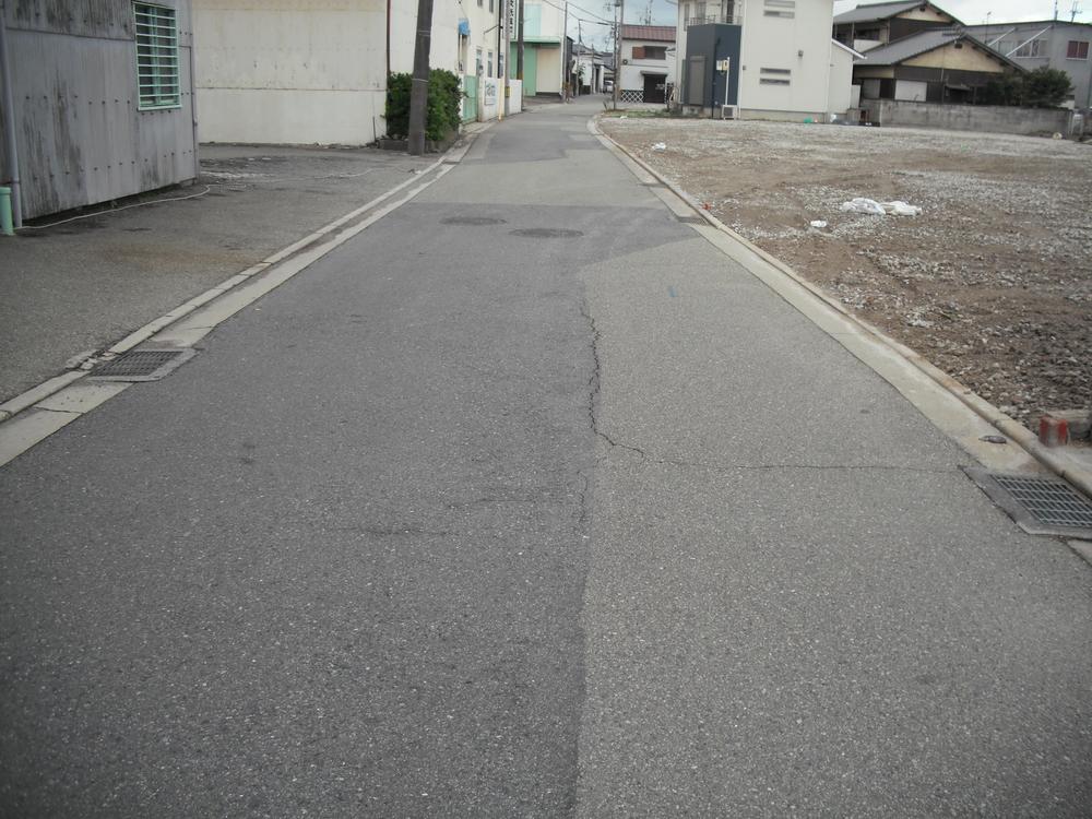 Local photos, including front road. No construction conditions Land Information Takasago Araichohinode cho All 10 compartments 