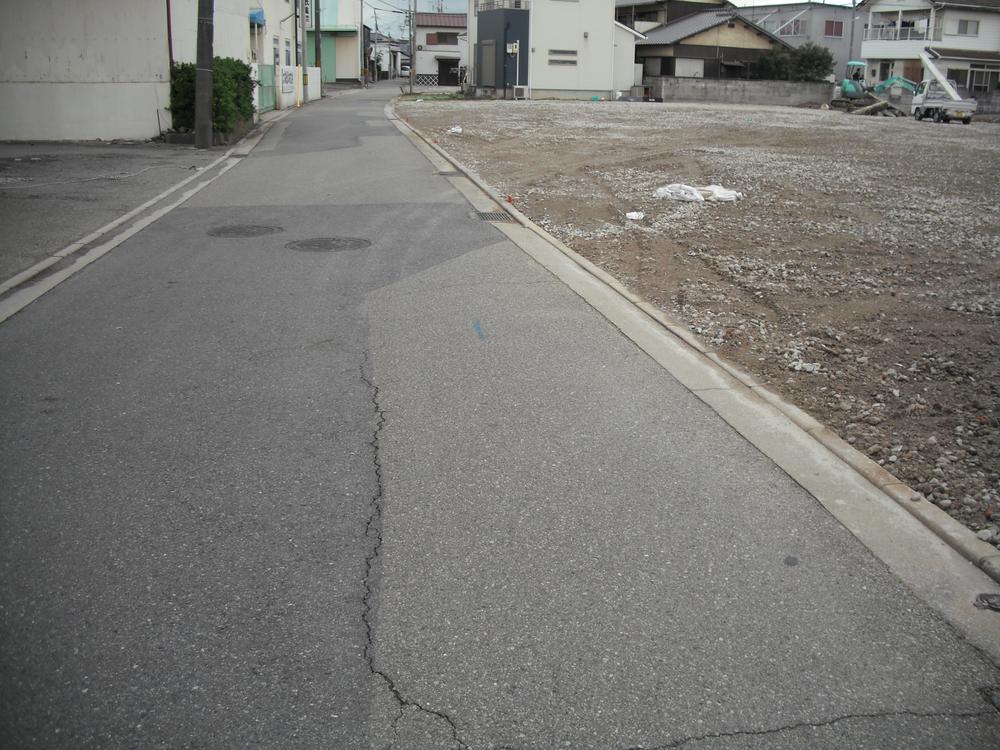 Local photos, including front road. No construction conditions Land Information Takasago Araichohinode cho All 10 compartments