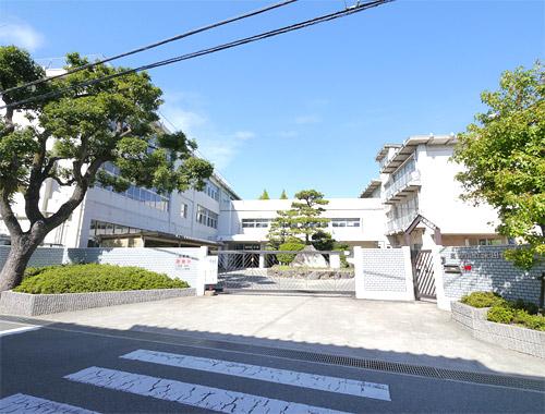 Primary school. 700m up to municipal Yoneda Elementary School