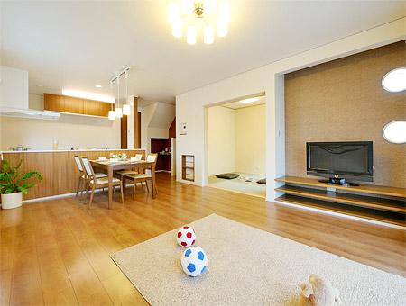 Living.  [No. 7 land ・ Model house]  Stylish living in the chic that has been unified in the shade close to nature. It will spread even more open space and match the living room terrace. 