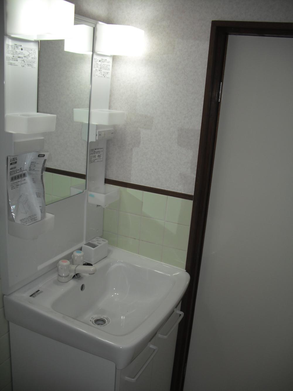 Wash basin, toilet. Takasago Nakasuji Residential home Renovated local