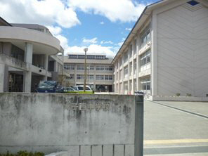 Junior high school. Prince 1942m to the west junior high school (junior high school)