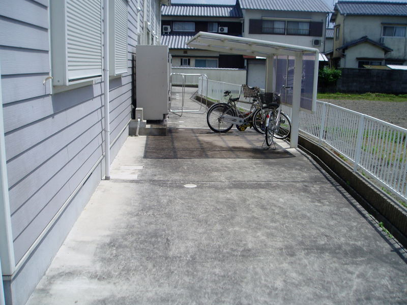 Garden. Bicycle-parking space