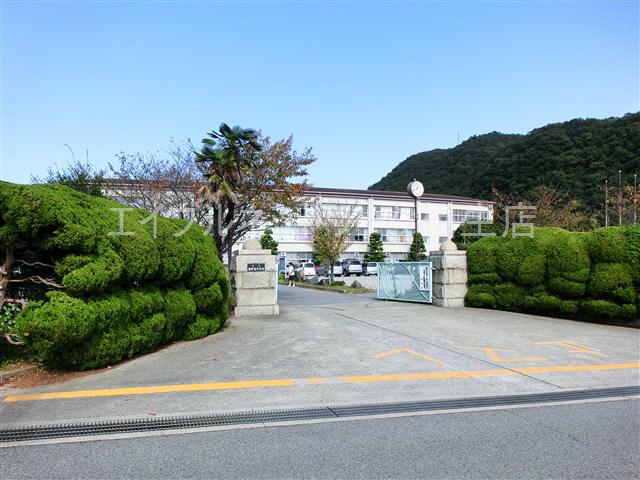 Junior high school. Tatsuno 2584m to the east, junior high school (junior high school)