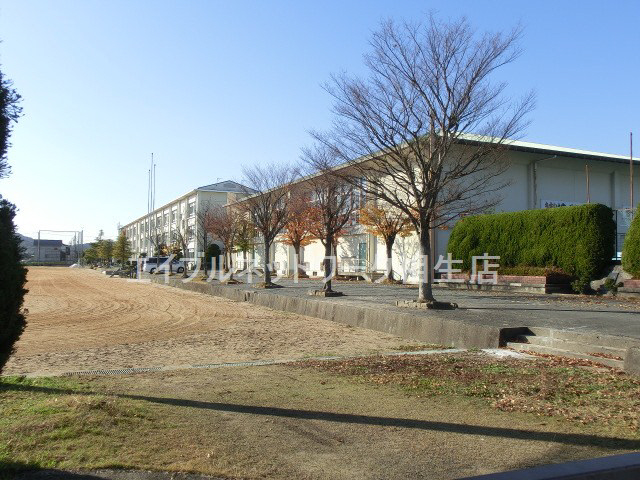 Junior high school. Tatsuno 455m to west junior high school (junior high school)