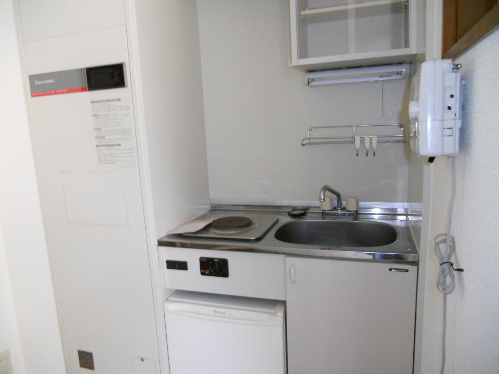 Kitchen. Compact refrigerator ・ There is an electric hob