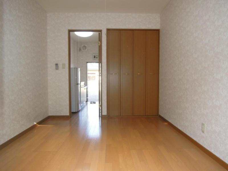Living and room. Western-style room is also spacious. 