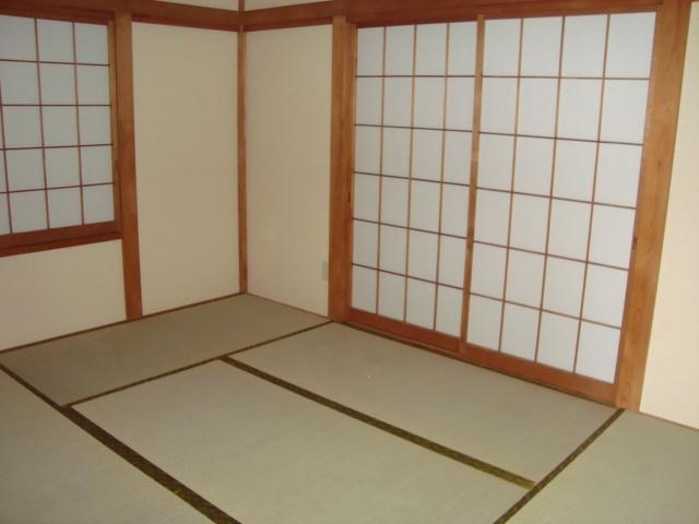 Non-living room. The first floor Japanese-style room. It has a tatami of Omotegae, It is to change the mat above the Omotegae