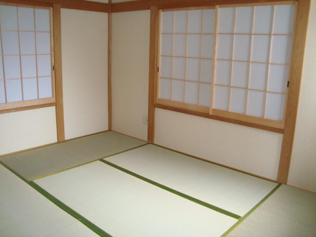 Non-living room. The second floor south Japanese-style room. First floor same, We have a tatami of Omotegae. Is the space of the sum to settle down