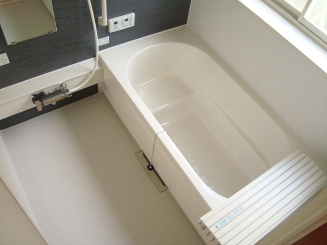 Bathroom. Bathtub also Pokkapoka. Compared with the old tile bath until now, Warmth you will see often is the difference