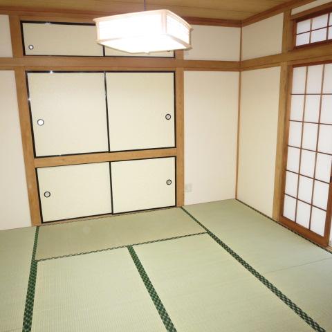 Non-living room. First floor Japanese-style room is the living and Tsuzukiai. It will be just the right room at the time of visitor