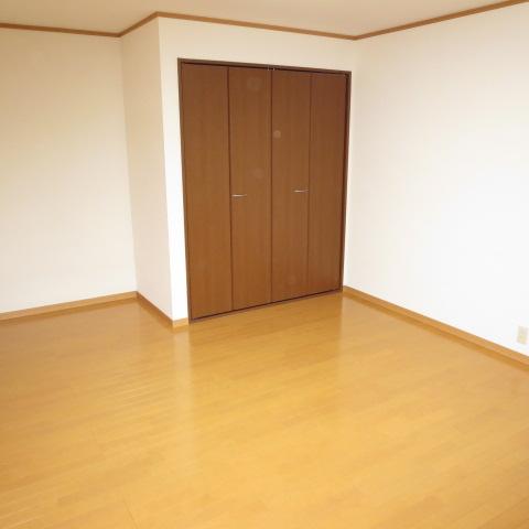 Non-living room. Although the original was a Japanese-style room, It has been changed to Western-style. Because the floor is also re-covering smell is also new