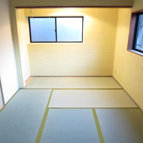 Non-living room. Is a Japanese-style room leading from the living room. It will seek a one-room settle location