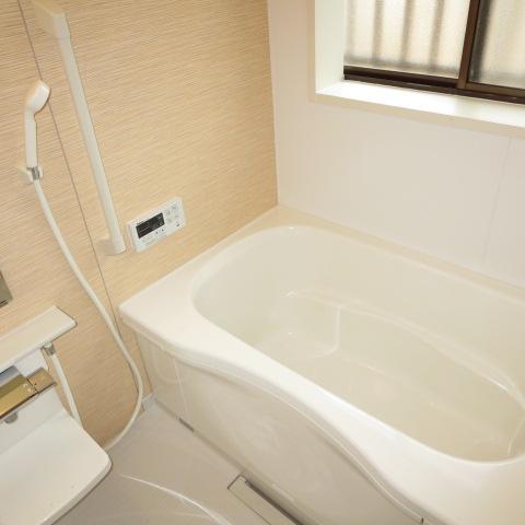 Bathroom. Replace the unit bus from the original tile bathroom! Refresh a tired body! 