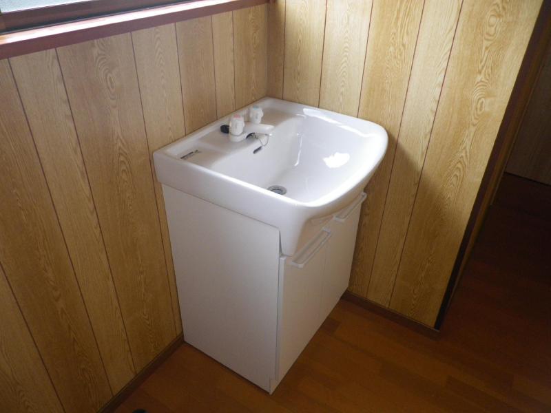 Washroom. Shiny independent wash basin