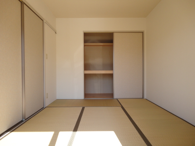 Other. Japanese-style room 6 quires (Facing south)