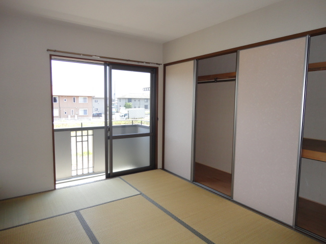 Living and room. South Japanese-style room 6 quires
