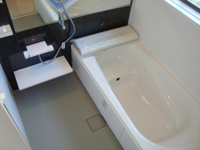 Bathroom. Extension of the things was a little narrow Bathing, We put the unit bus. Warm you tired in bathtub